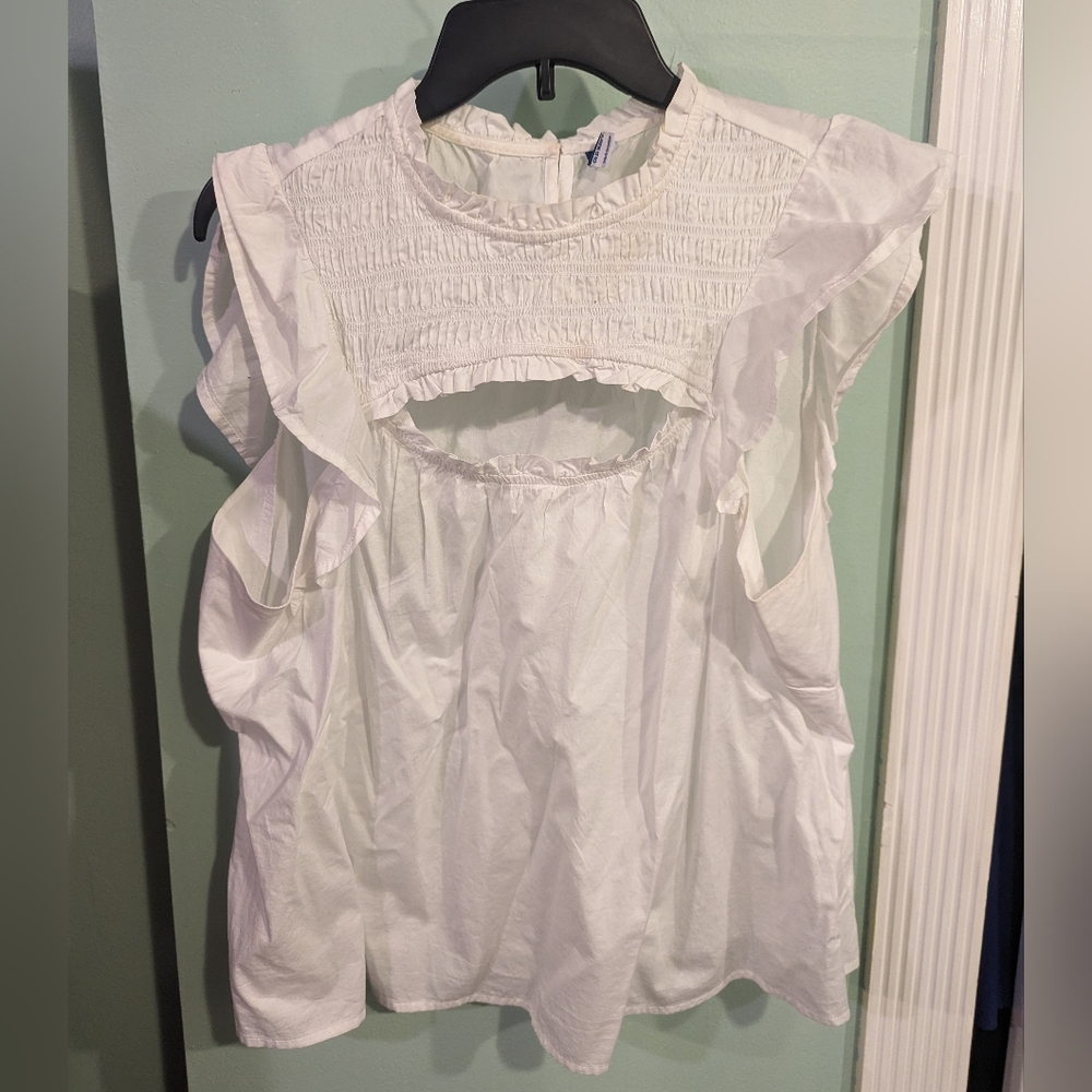 old navy white flowy tanktop with cut-out